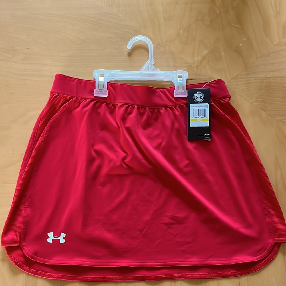 NWT Womens Under Armour Red HeatGear Unlined Loose Fit Skirt Size medium Avail